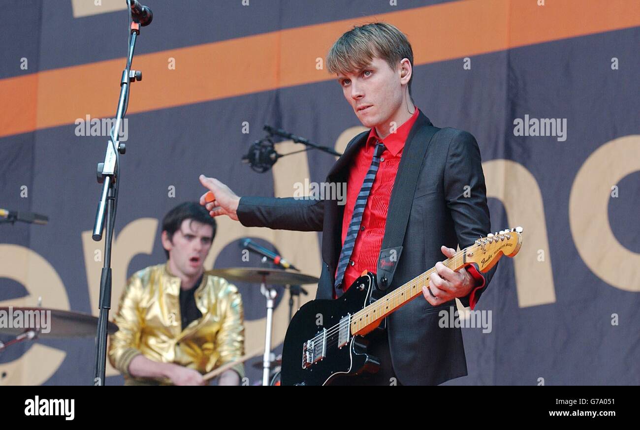 Alex Kapranos, chanteur du groupe écossais Franz Ferdinand, se présentant sur scène, pendant la deuxième journée du week-end de Carling: Reading Festival. Banque D'Images