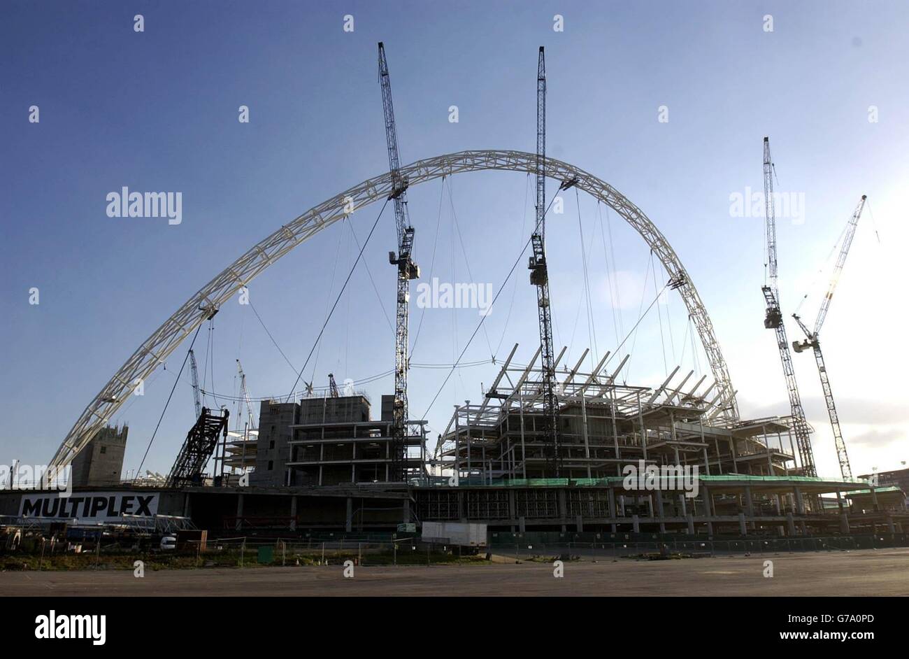 Une vue générale du coucher du soleil sur le nouveau complexe Wembley Stadium dans le nord-ouest de Londres. Le projet qui est actuellement en proie à des problèmes après des litiges contractuels, doit accueillir une "cérémonie de tête" ce soir. Banque D'Images