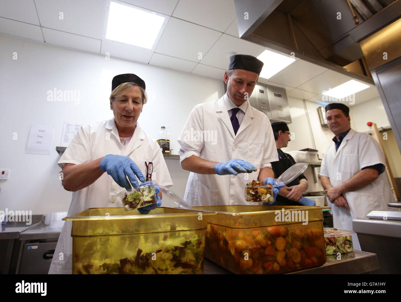 Jeremy Hunt, secrétaire à la Santé, et Dianne Jeffrey, présidente d'Age UK, préparent de la nourriture dans la cuisine de l'hôpital lors d'une visite au Royal Marsden à Chelsea, Londres. La purée de pommes de terre et les légumes soggy seront devenus une chose du passé pour les patients et le personnel de l'hôpital en vertu de nouvelles règles visant à bannir les aliments inacceptables au NHS. Banque D'Images