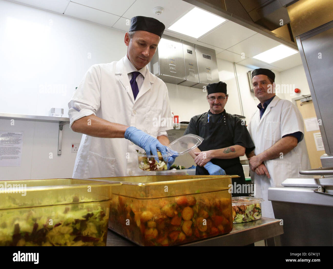 Jeremy Hunt, secrétaire à la Santé, prépare de la nourriture dans la cuisine de l'hôpital lors d'une visite au Royal Marsden à Chelsea, Londres. La purée de pommes de terre et les légumes soggy seront devenus une chose du passé pour les patients et le personnel de l'hôpital en vertu de nouvelles règles visant à bannir les aliments inacceptables au NHS. Banque D'Images