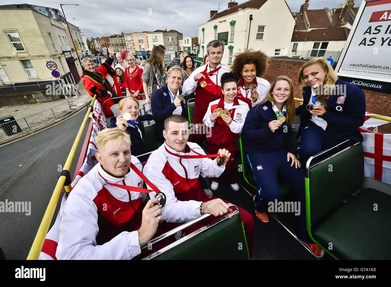 Les médaillés de Glasgow 2014 et les membres de l'équipe féminine d'Angleterre qui ont remporté la coupe du monde montrent leurs médailles lors d'un défilé de bus à toit ouvert, Bristol. Banque D'Images