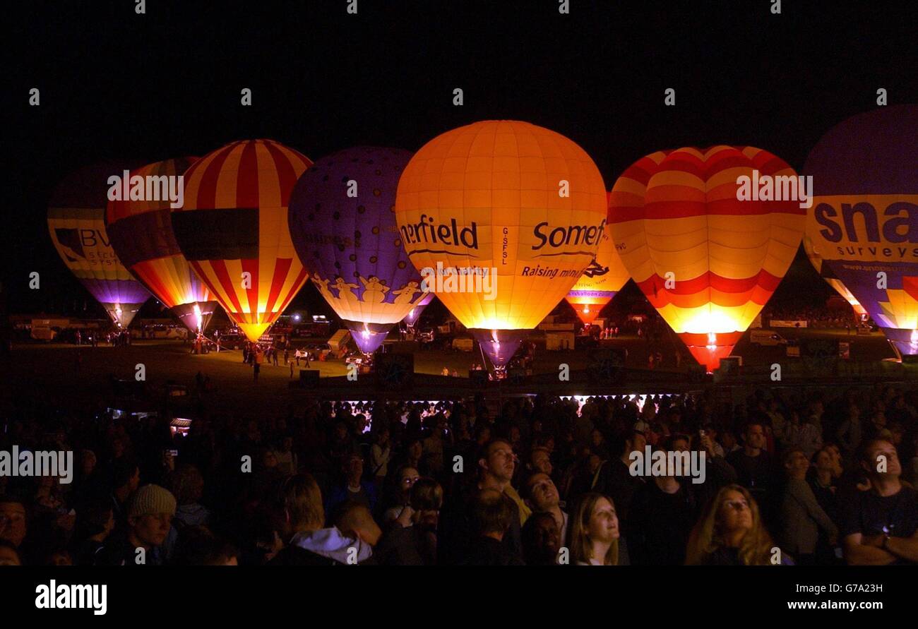 Ballons à air chaud illuminés la nuit à la IKEA International Balloon Fiesta à Ashton court, Bristol. Le festival se poursuit jusqu'au dimanche et présentera un total de 120 ballons dans le ciel au-dessus du sud-ouest. Banque D'Images