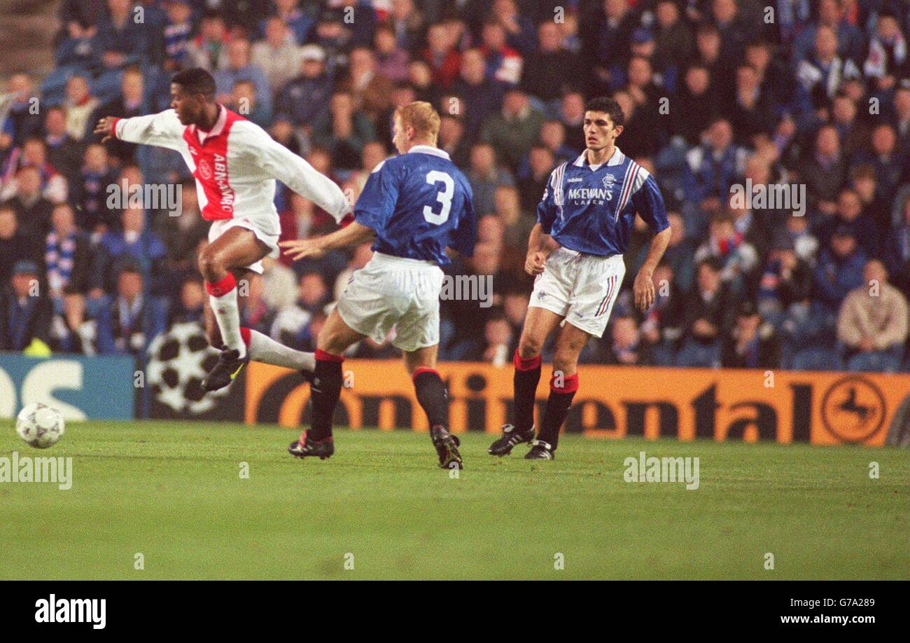 Football. Ligue des champions de l'UEFA. Rangers contre Ajax Amsterdam.  Patrick Kluivert, Ajax Amsterdam (à gauche Photo Stock - Alamy