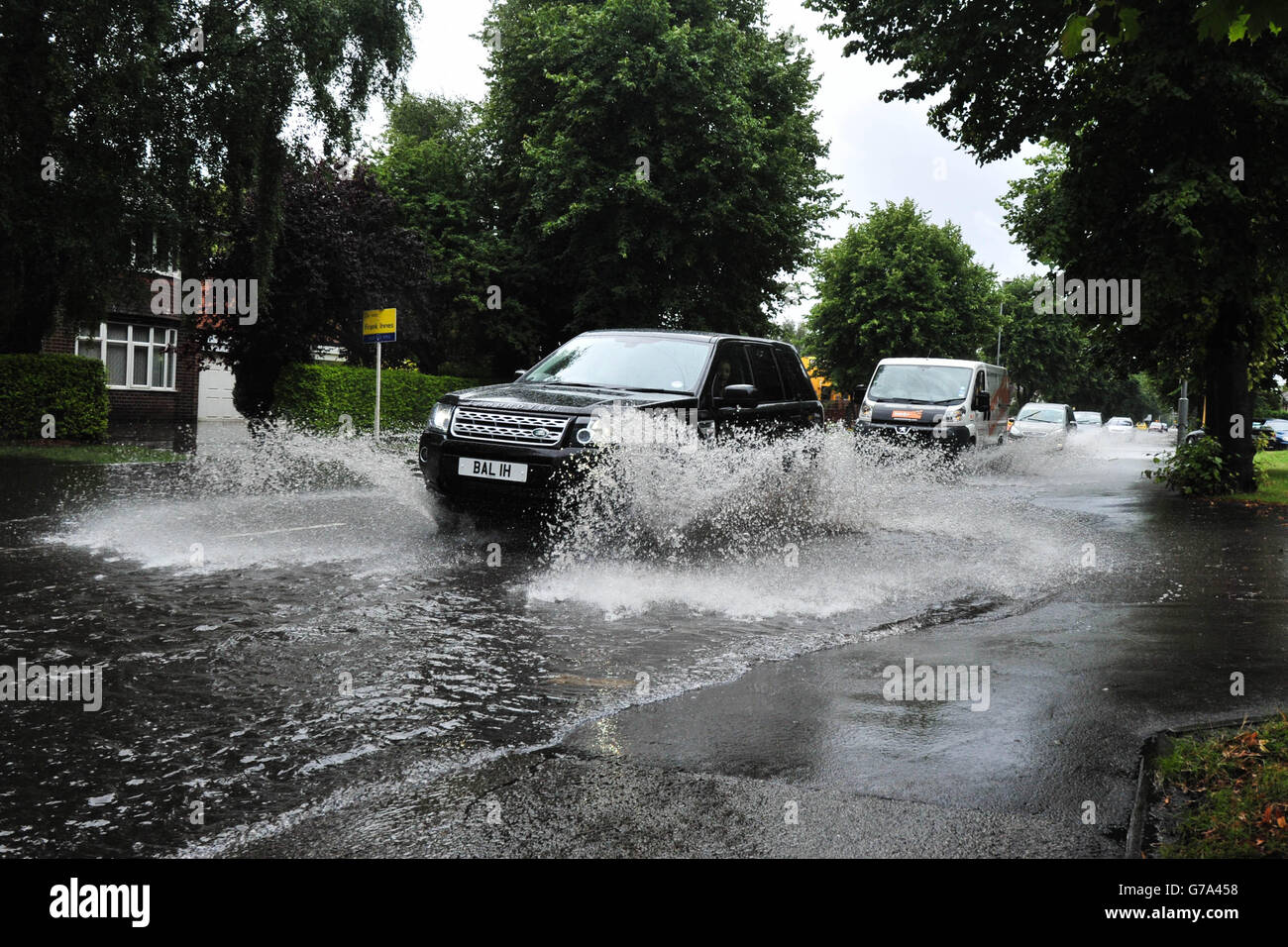 Des véhicules traversent une route inondée à Chilwell, à Nottingham, tandis que les restes de l'ouragan Bertha traversent les East Midlands. Banque D'Images