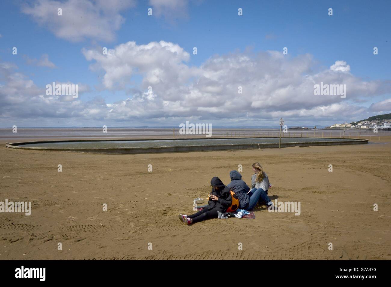 Les gens apprécient la plage venteuse de Weston-super-Mare, Somerset, tandis que les vestiges de l'ouragan Bertha ont balayé des parties du pays. Banque D'Images