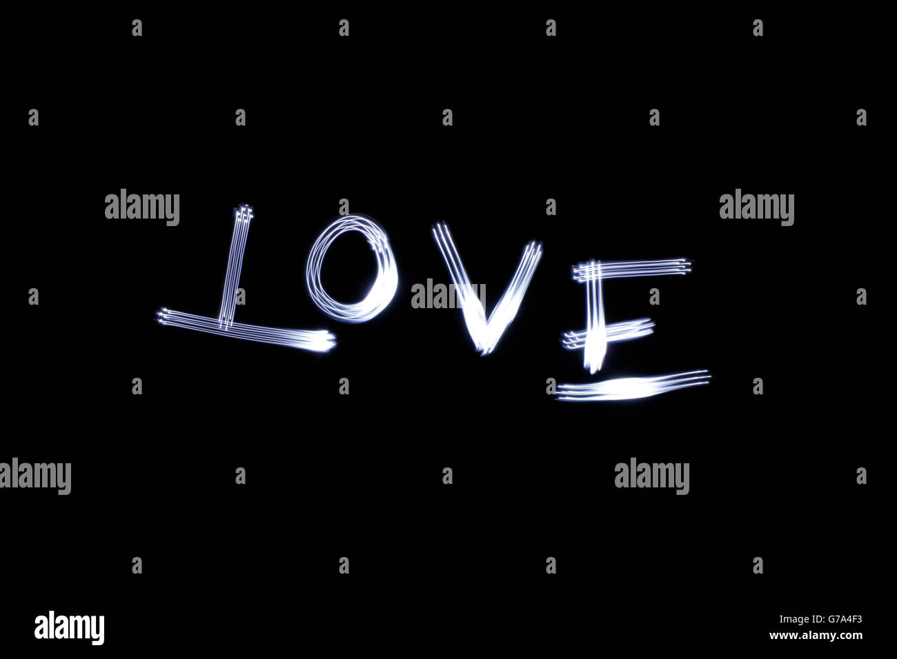 Photographie d'un dessin de lumière le mot amour avec un effet d'exposition Banque D'Images