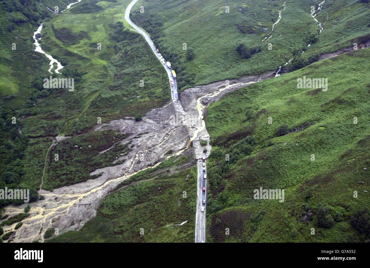 La scène après deux glissements de terrain a bloqué une route importante avec des milliers de tonnes de boue et a piégé plus de 50 personnes dans leurs véhicules. Les services d'urgence de la RAF, de la Royal Navy et du centre de l'Écosse ont participé à la tentative spectaculaire de trois heures de transport aérien des automobilistes bloqués sur une partie de l'A85 à travers Glen Ogle, près de Callander. Banque D'Images