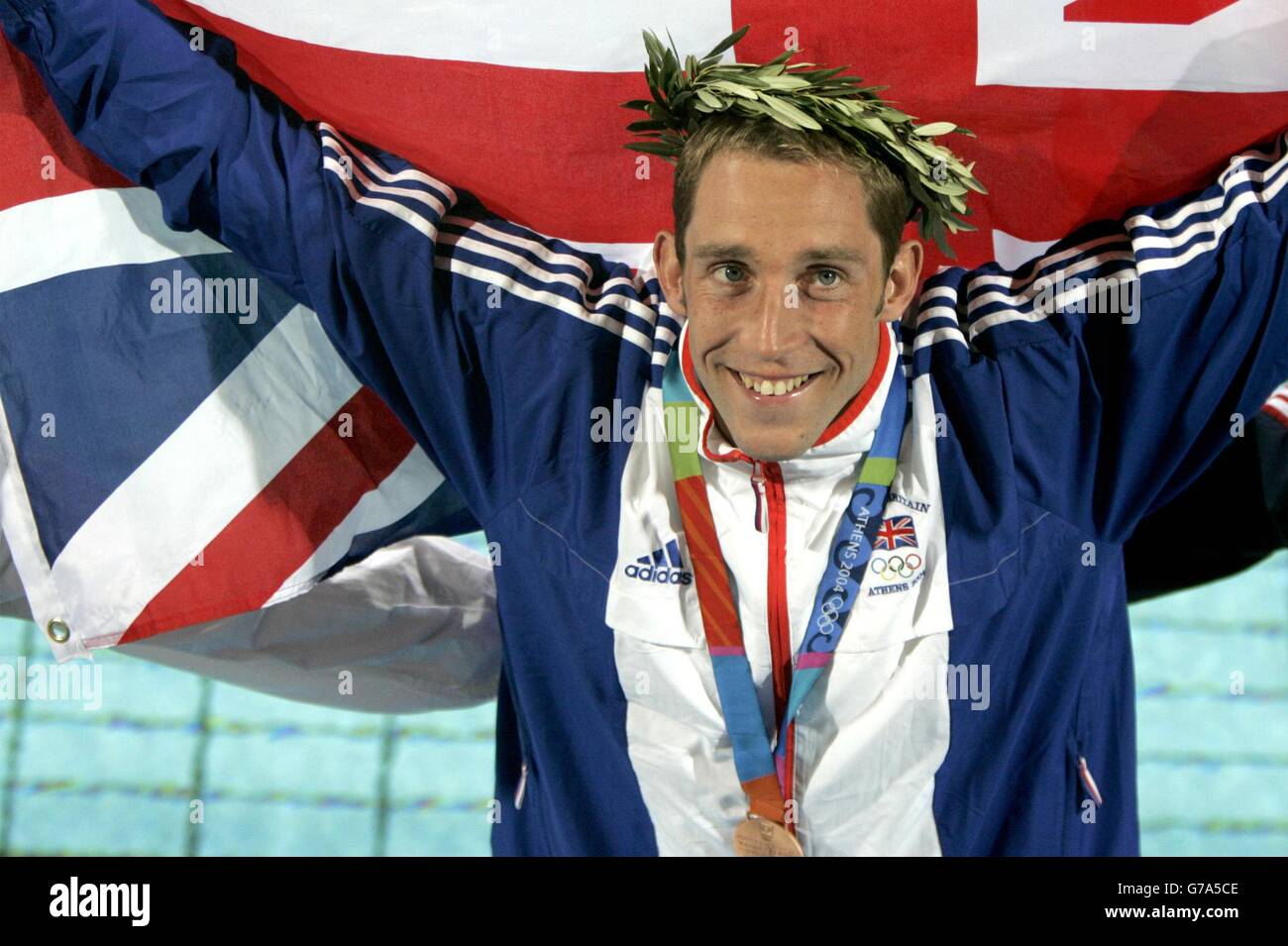 Stephen Parry, nageur britannique, célèbre après avoir remporté une médaille de bronze au papillon masculin de 200 m au centre aquatique olympique d'Athènes, en Grèce. Banque D'Images