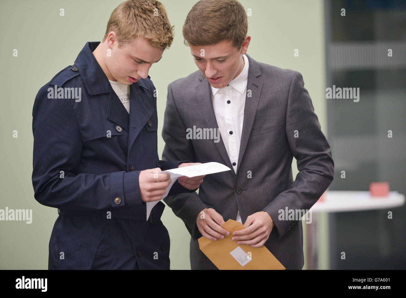 Les étudiants de la Yate International Academy, South Gloucestershire, ouvrent leurs résultats à l'examen DE niveau A, car les chiffres officiels montrent que plus de NIVEAUX A ont été donnés la note la plus élevée cet été, mais le taux de réussite global a chuté pour la première fois en plus de 30 ans. Banque D'Images