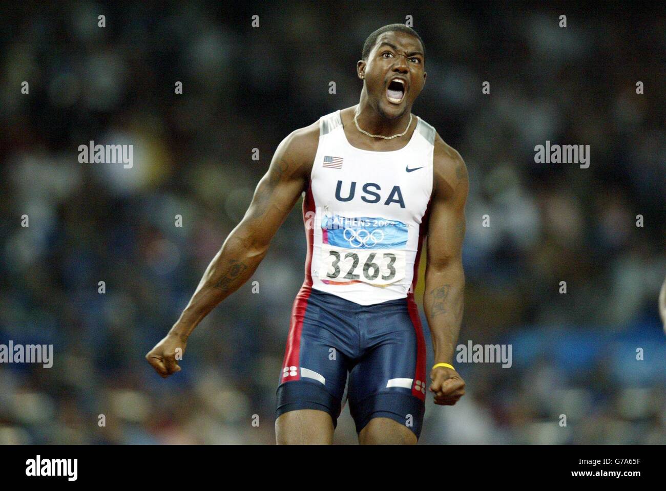 Justin Gatlin des États-Unis célèbre la victoire de la finale masculine de 100 mètres au stade olympique lors des Jeux Olympiques de 2004 à Athènes. Banque D'Images