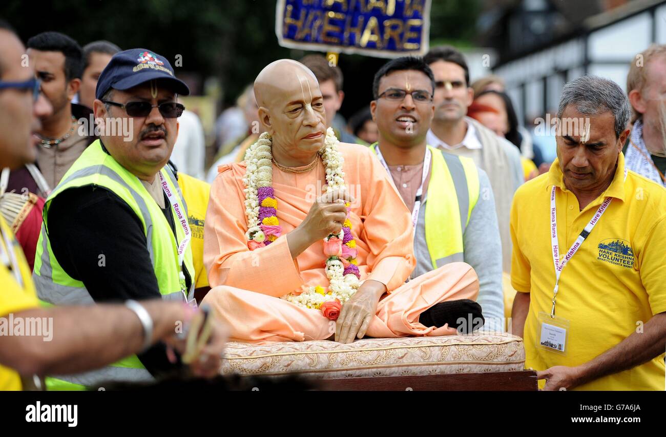 Lièvre Krishna les dévotés jouent la batterie et le chant comme ils portent la déité de Srila Prabhupada hors du Bhaktivedanta Manor Lièvre Krishna Temple à Watford vers la tente principale pendant le Festival Janmashtami. Banque D'Images