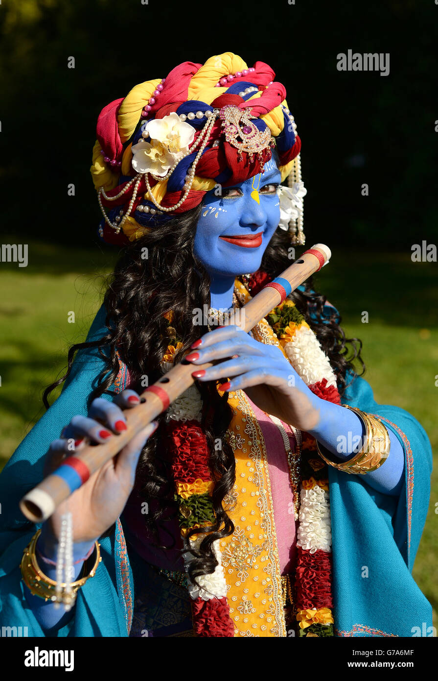 Laxmipriya Patel, 21 ans, de Watford, vêtu de Lord Krishna au temple Bhaktivedanta Manor Hare Krishna à Watford pendant le festival Janmashtami. Banque D'Images