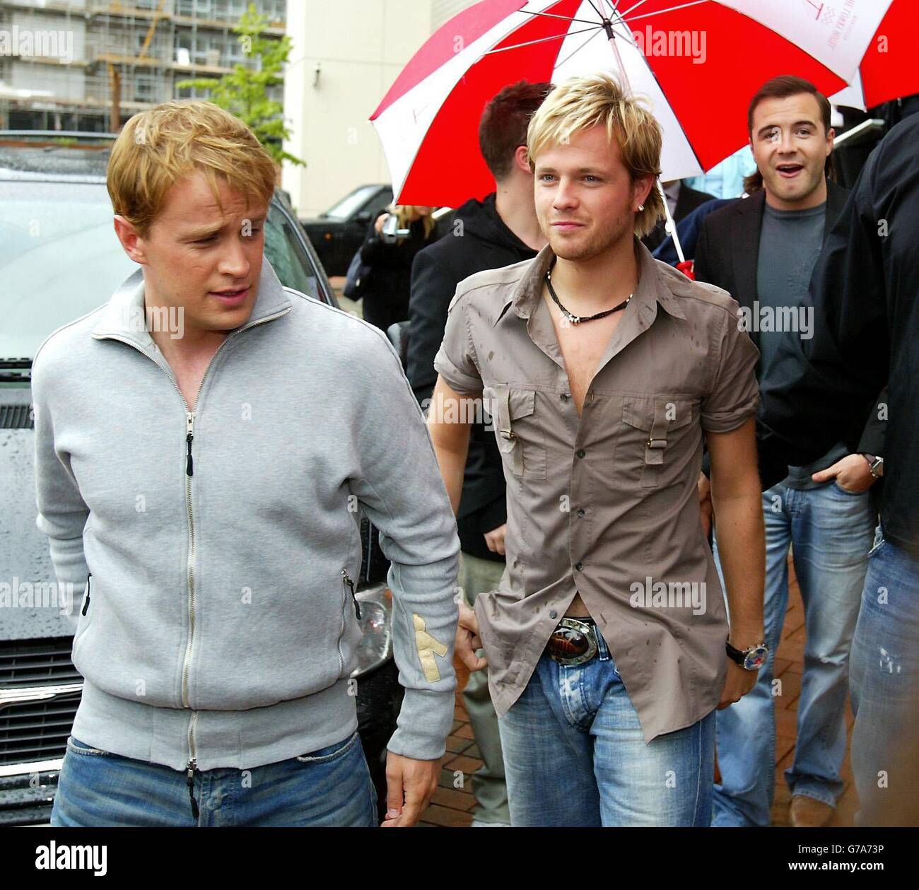 Kian Egan (à gauche) et Nicky Byrne, du groupe Westlife, arrivent au Lowry Hotel, à Manchester, où le groupe tient des auditions pour une chanteuse. Dans le cadre d'une émission spéciale diffusée plus tard cette année, le gagnant sera dévoilé en direct à la télévision et réalisera un duo avec Westlife sur le spectacle. Banque D'Images