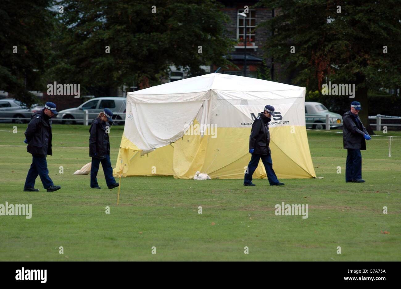 Des scènes d'officiers du crime cherchent des preuves sur Twickenham Green, Londres, où une femme de 22 ans a été assassinée. La police enquête sur les liens possibles entre le meurtre de la femme et le meurtre de l'étudiant Marsha McDonnell, dans la crainte qu'un attaquant en série ne soit en vrac. Banque D'Images