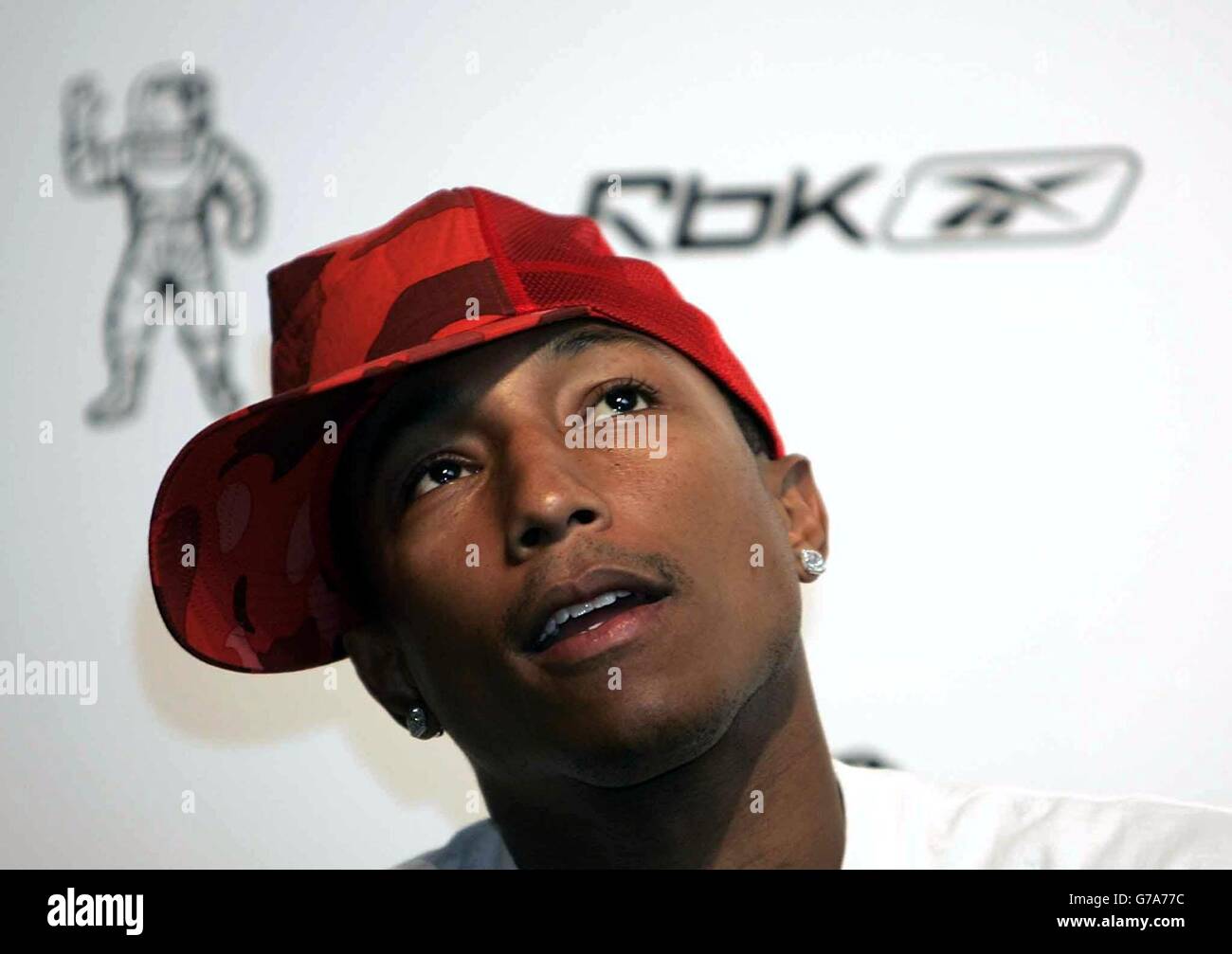 Célébrité musique mode formateurs baskets casquette de baseball pharrell  williams Banque de photographies et d'images à haute résolution - Alamy