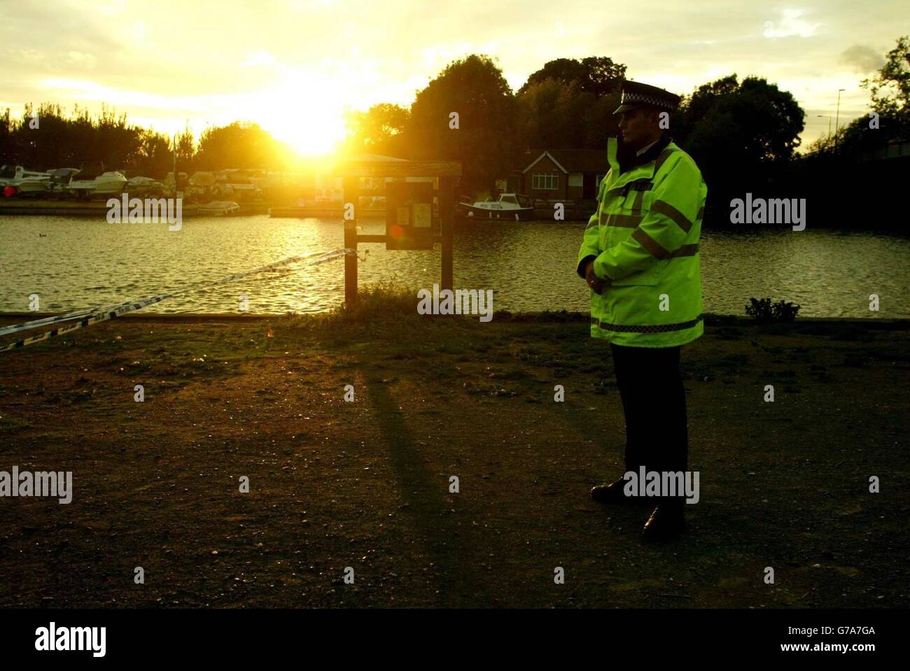 La police enjoint une zone près du pont Walton à Walton-on-Thames à la suite du meurtre d'Amélie Delagamme. Les détectives qui chassent l'assassin de l'élève français ont trouvé certains de ses effets déversés dans la Tamise. Les plongeurs de la police ont découvert plusieurs articles - que l'on pensait inclure dans son sac à main - sur un tronçon de la rivière sous un pont, à 10 à 20 minutes en voiture de l'endroit où Amelie a été assassiné sur un terrain de cricket à Twickenham Green, dans le sud-ouest de Londres, jeudi soir à 22h. Banque D'Images