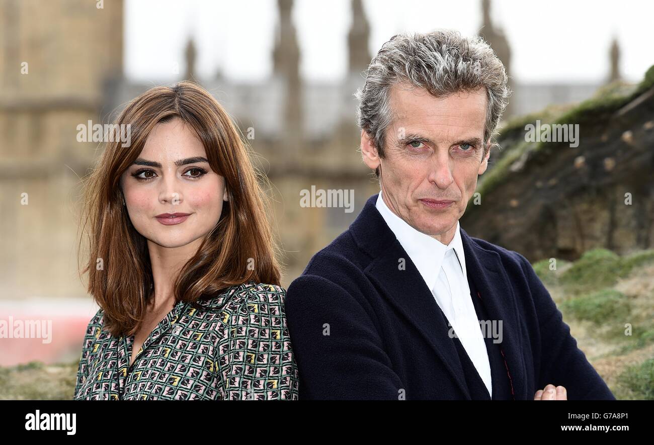 Docteur qui met en vedette Peter Capaldi et Jenna Coleman lors d'un photocall pour le docteur qui à la place du Parlement, dans le centre de Londres. Banque D'Images