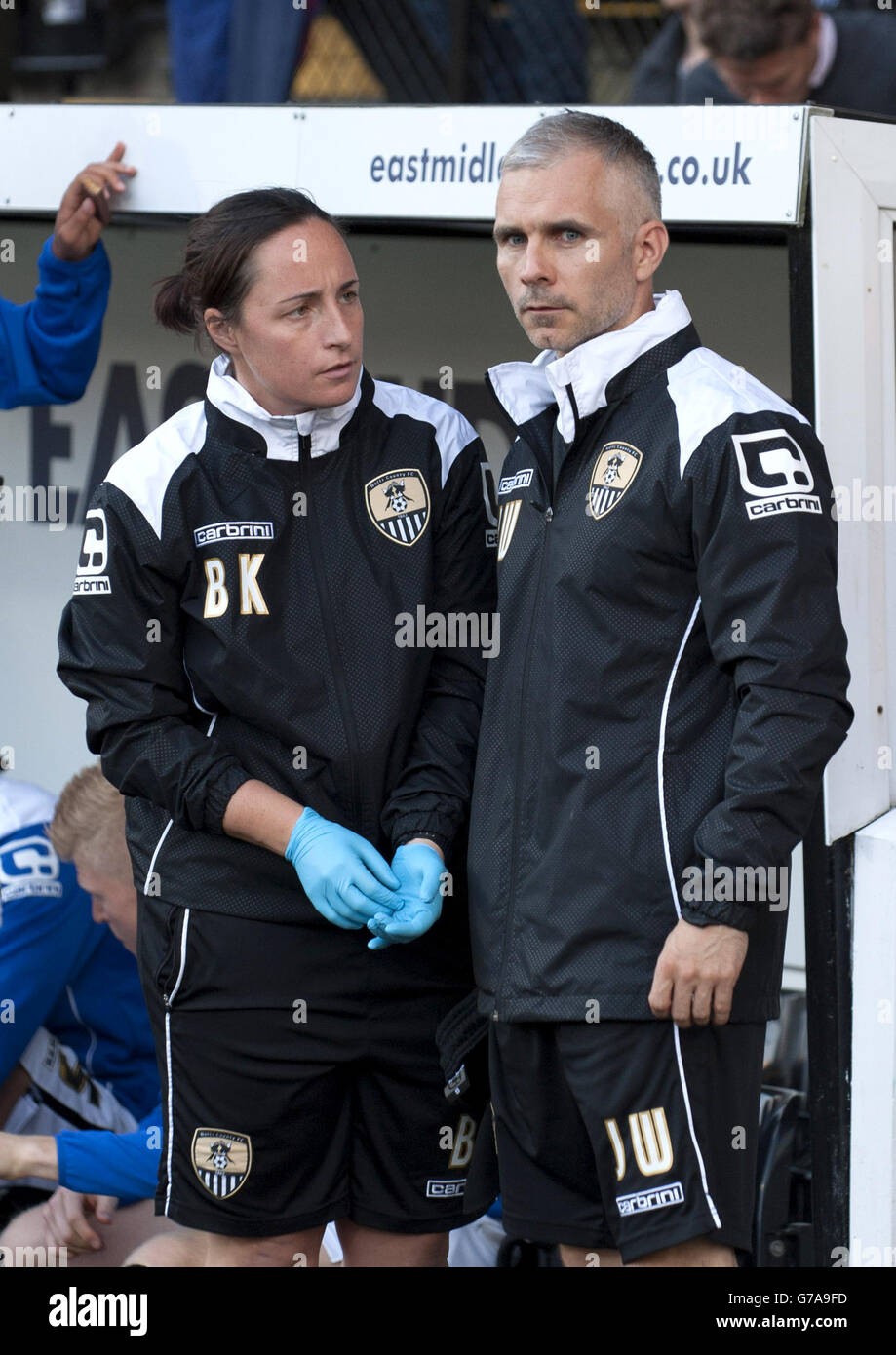 Football - Sky Bet League One - Notts County / Colchester United - Meadow Lane.La première équipe du comté de Notts est la physique Rebecca Knight (à gauche) et le chef de la médecine sportive John Wilson Banque D'Images