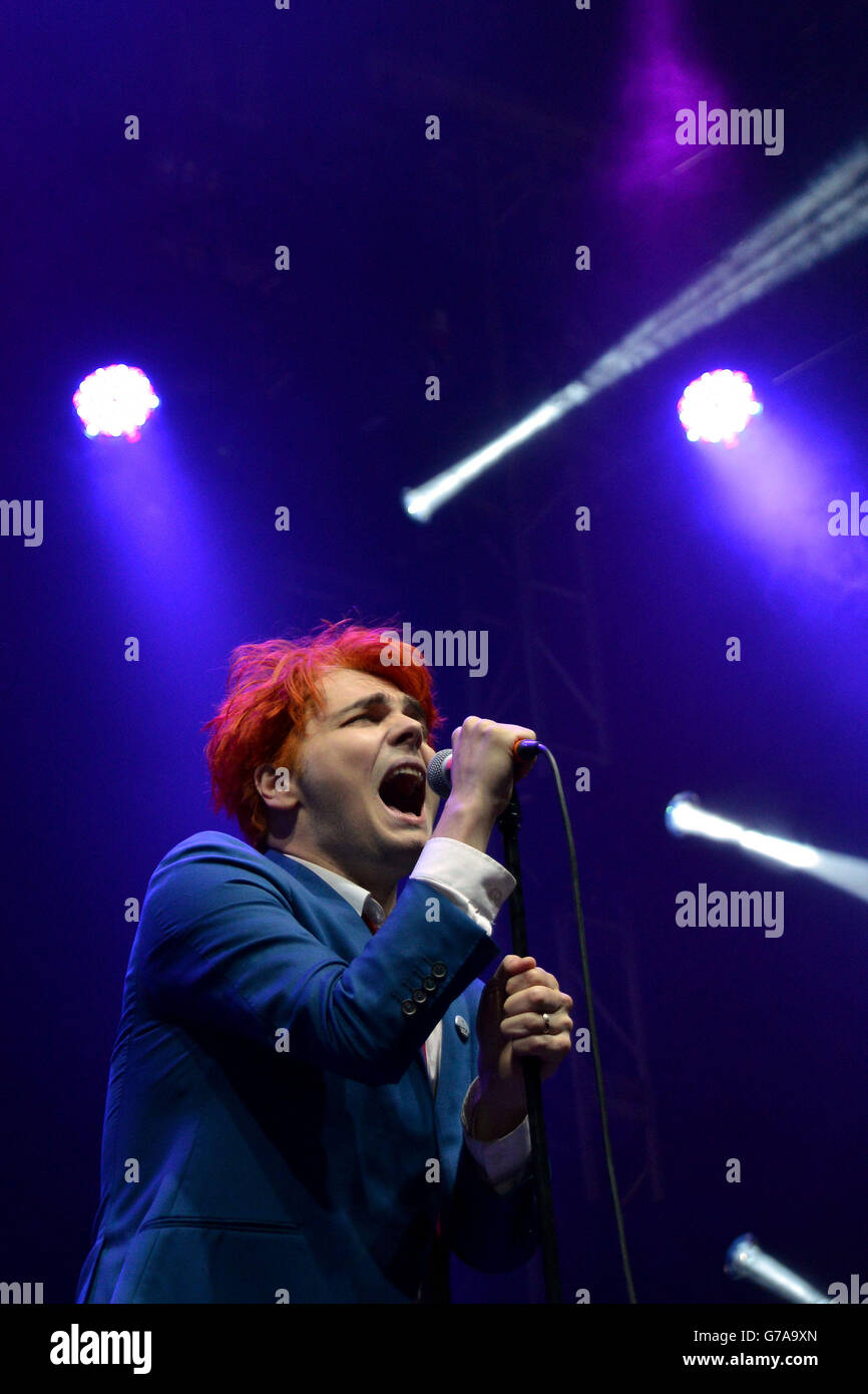 L'ancien chanteur de My Chemical Romance Gerard Way se produit pendant la deuxième journée du Leeds Festival à Bramham Park, Leeds. Banque D'Images