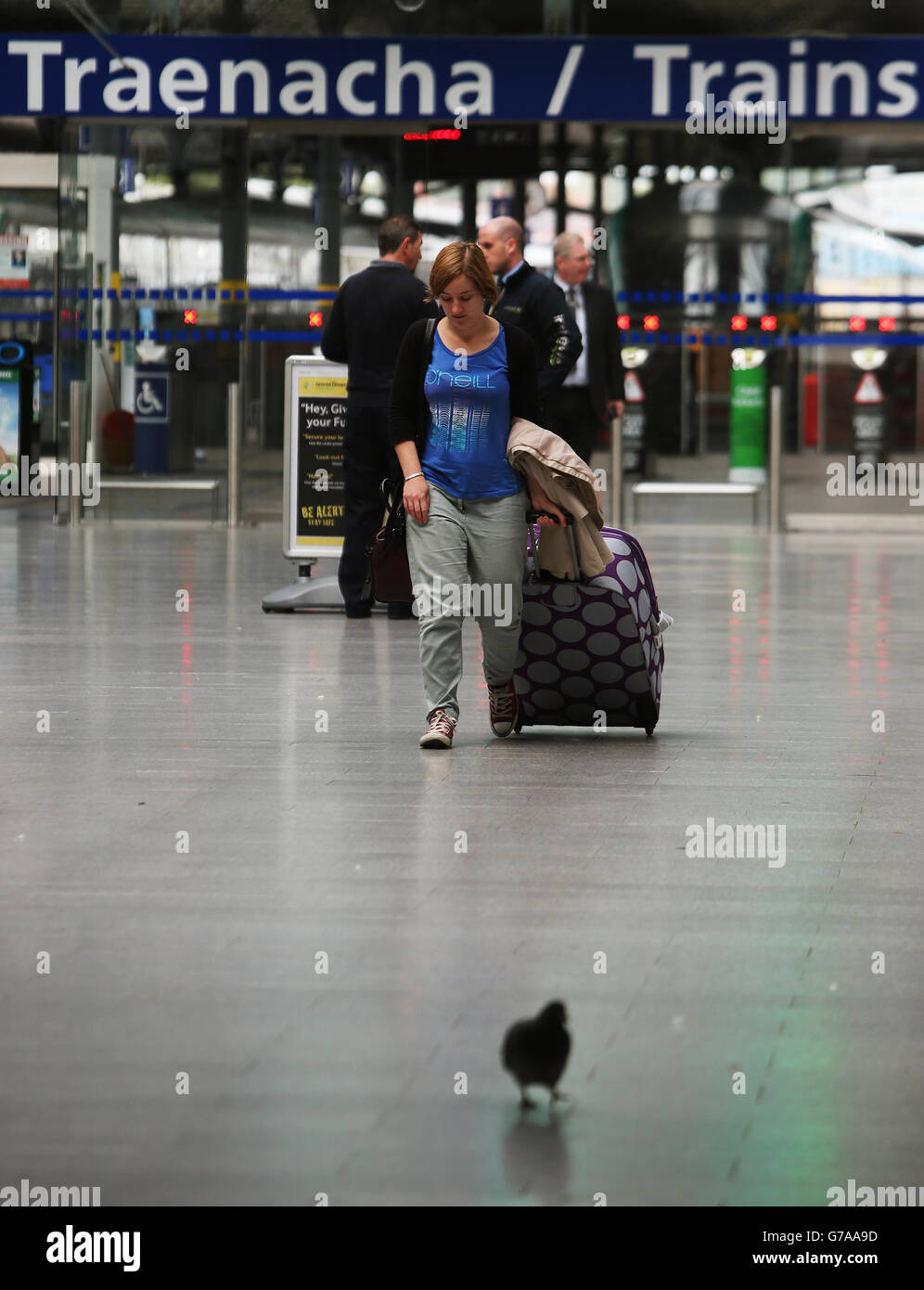 Un membre du public quitte la gare ferroviaire Heuston à Dublin alors qu'une grève nationale de l'Union ferroviaire et routière se poursuit jusqu'au deuxième jour. Banque D'Images