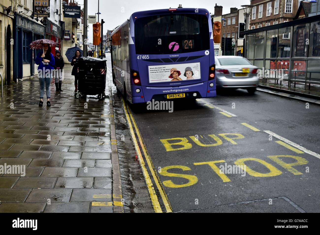 Un bus passe devant un arrêt de bus à Bristol, sur Old Market Street qui a été mal orthographié. Banque D'Images