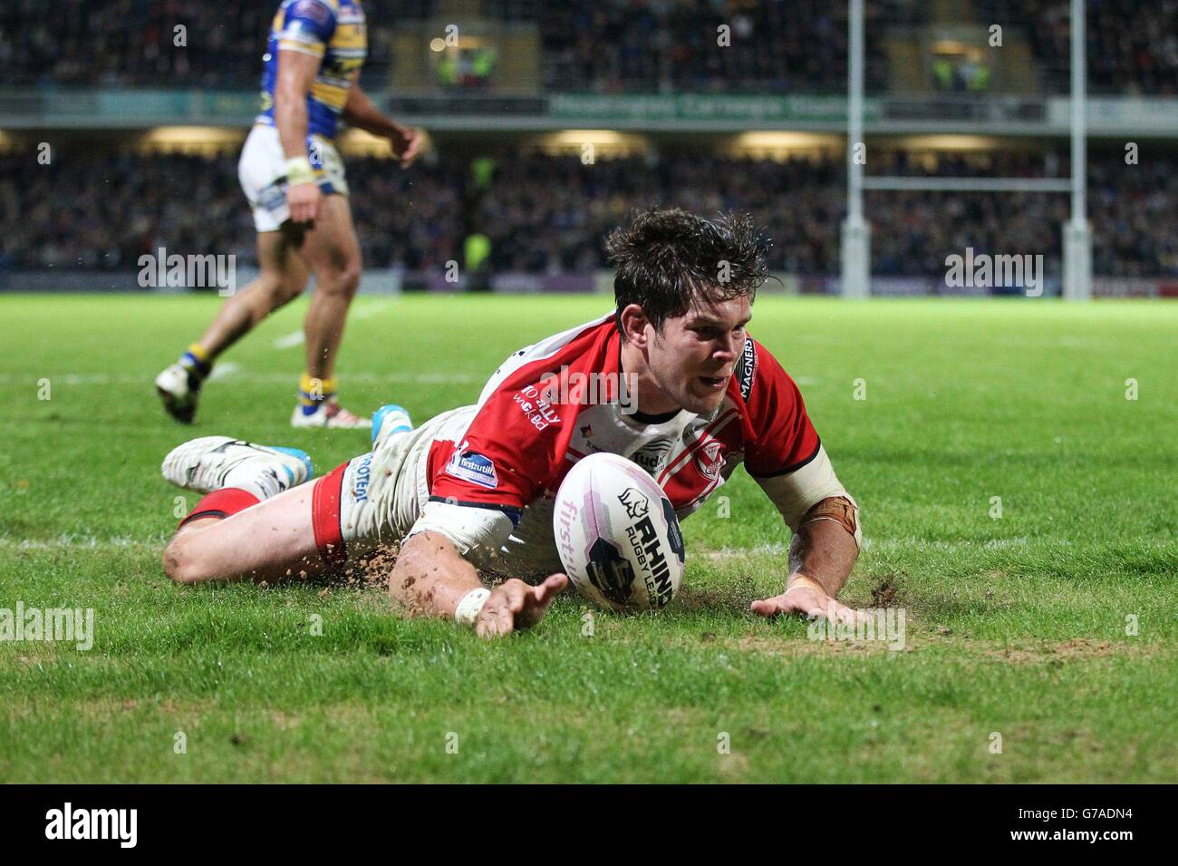 St Helen Louie McCarthy-Scarsbrook marque un essai lors du premier match de Super League Utility à Headingley Carnegie, Leeds. Banque D'Images