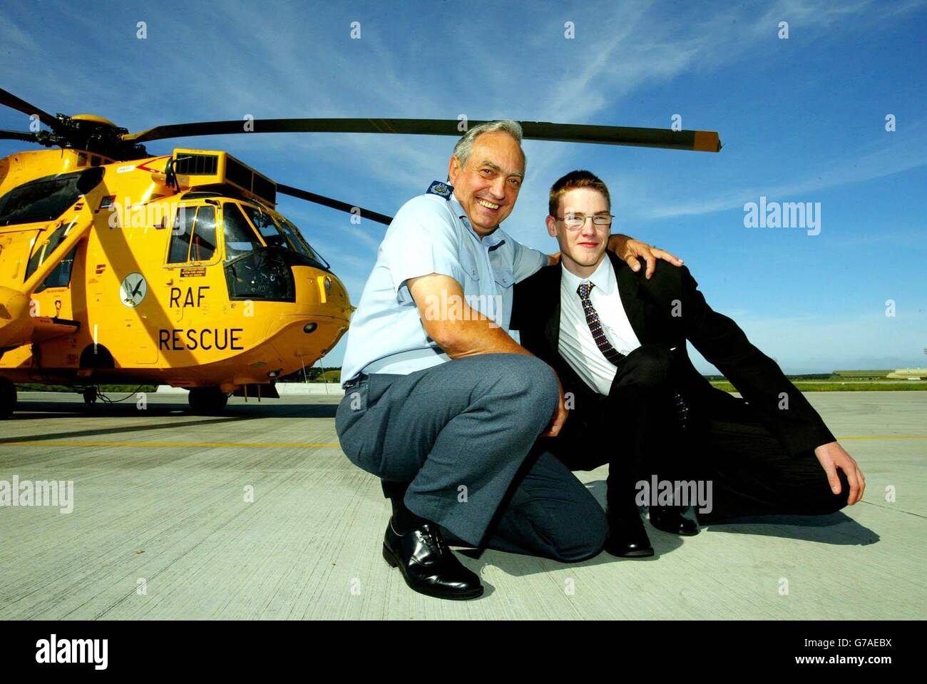 RAF Rescue Winchman, Bob Pountney avec Sam Harcus, 16 ans, à la base aérienne de RAF Kinloss, dans le Morayshire, en Écosse, qu'il a sauvé en tant que bébé.M. Pountney prend sa retraite après 44 ans de service. Banque D'Images