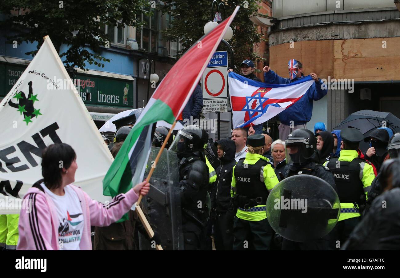 La Palestine et les drapeaux israéliens sont vus, la police séparant les manifestants du drapeau loyaliste d'un défilé républicain dans le centre-ville de Belfast, qui s'est largement déroulé de manière pacifique. Banque D'Images