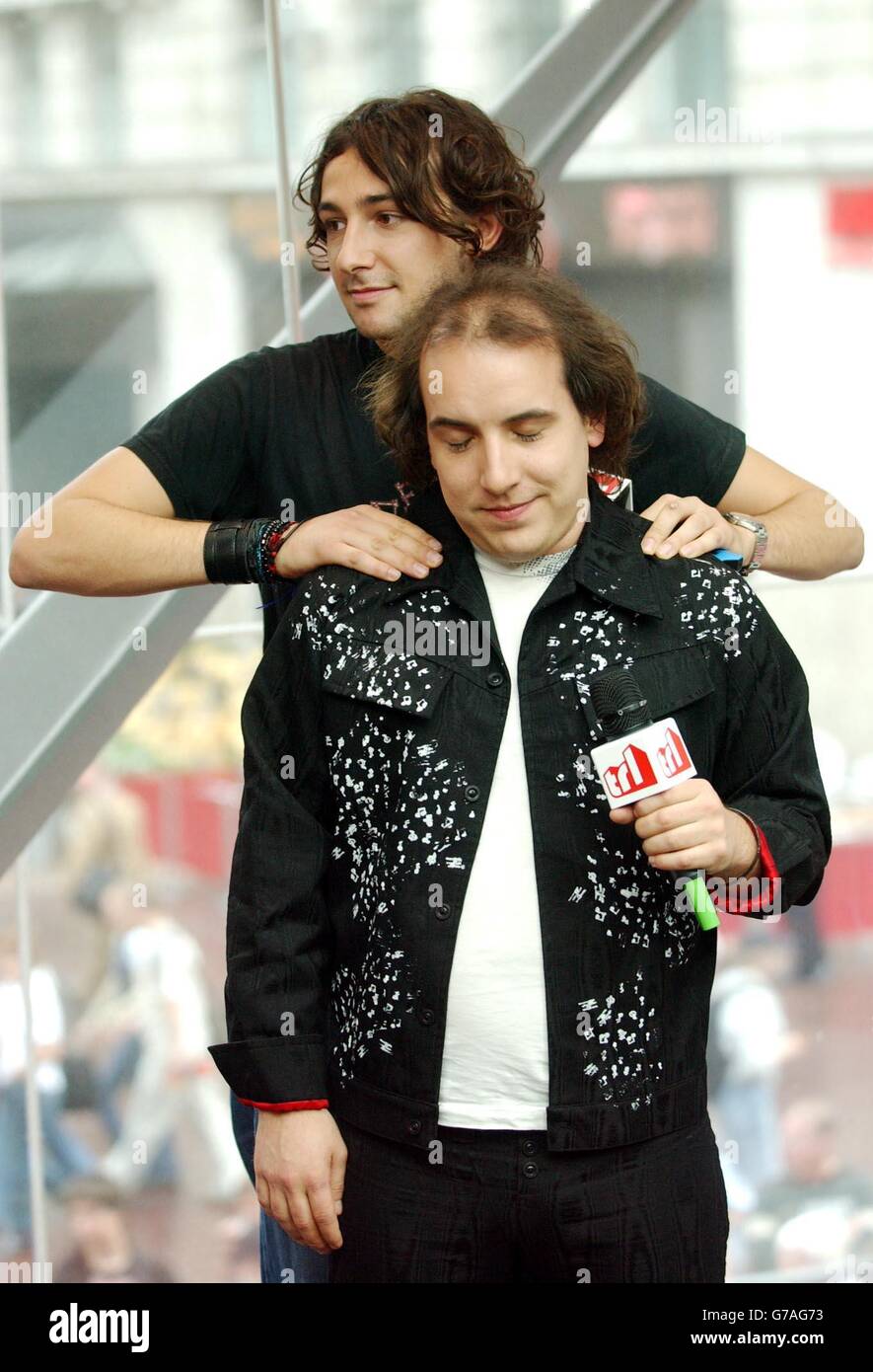 Le présentateur de MTV Alex Zane avec le chanteur Har Mar Superstar (premier plan) lors de son apparition sur le spectacle TRL - Total Request Live - de MTV, dans leurs nouveaux studios de Leicester Square, dans le centre de Londres. Banque D'Images