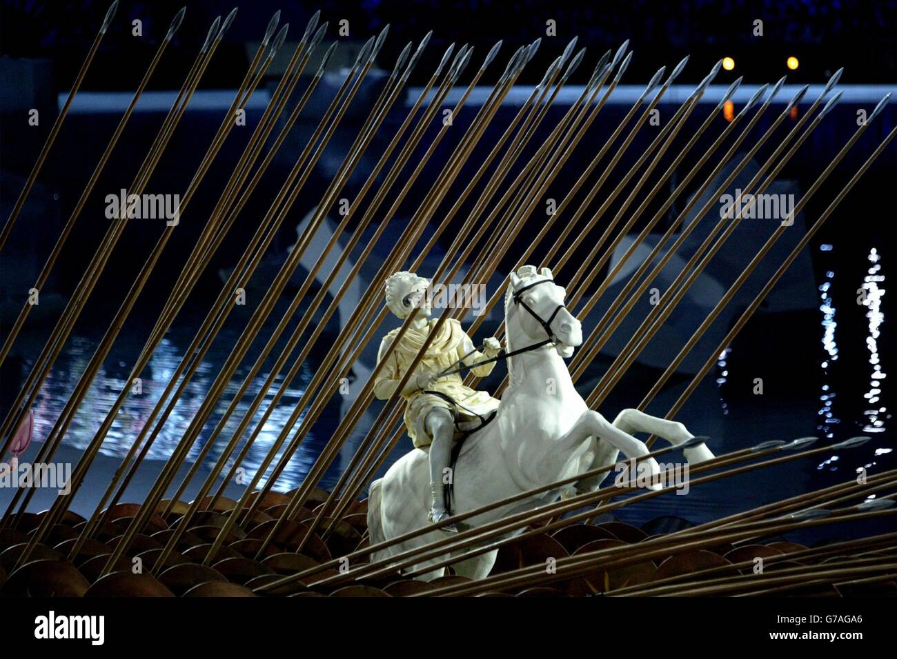 Artistes lors de la cérémonie d'ouverture des Jeux Olympiques de 2004 à Athènes, Grèce. Banque D'Images