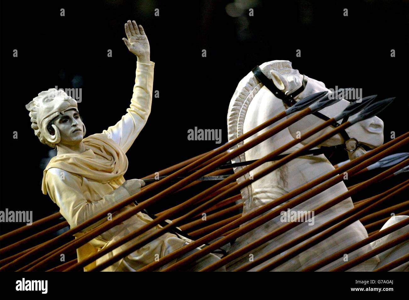 Artistes lors de la cérémonie d'ouverture des Jeux Olympiques de 2004 à Athènes, Grèce. Banque D'Images