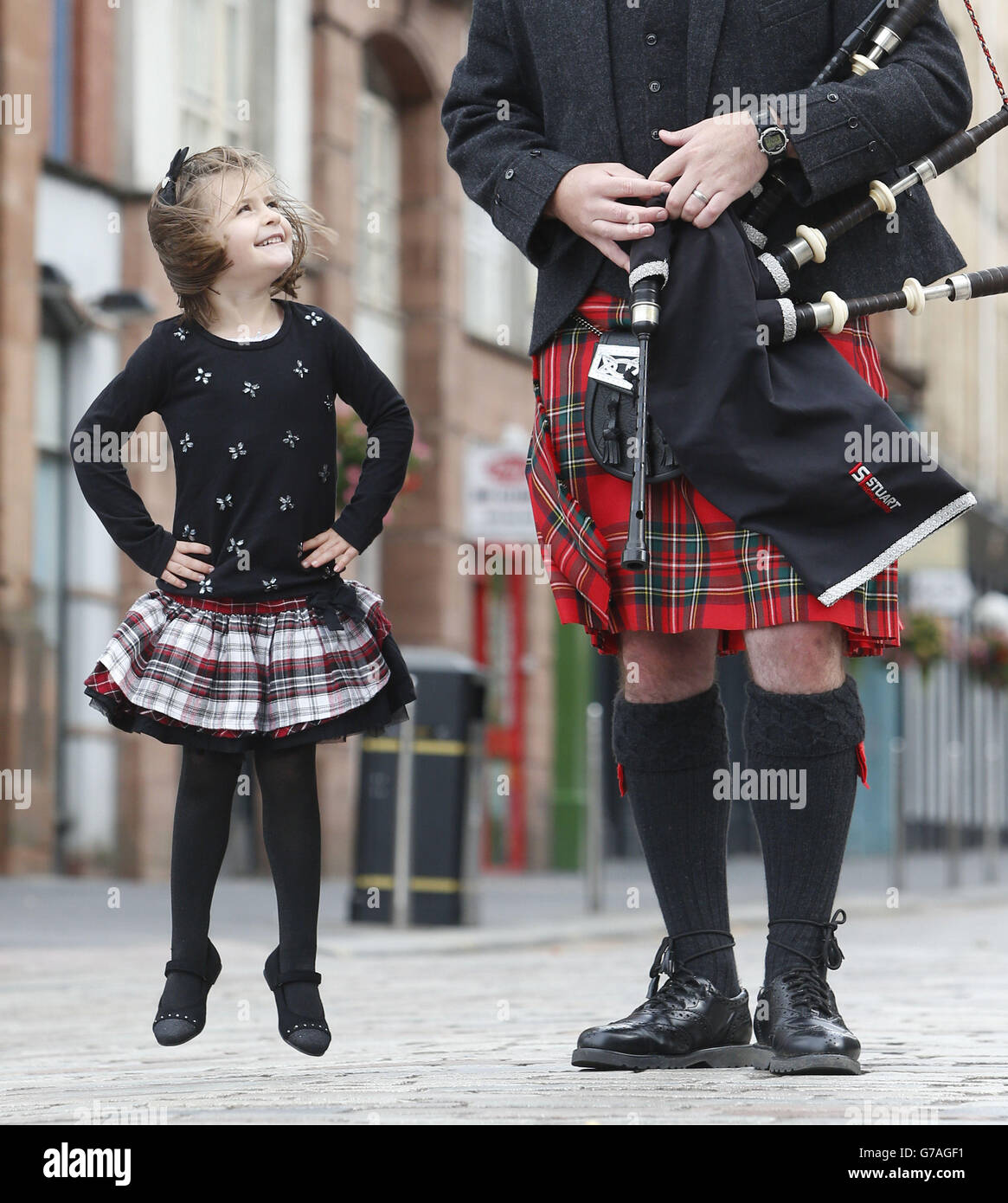Andrew Douglas, de la Stuart highlanders Pipe Band, et Grace Carruthers, âgée de cinq ans, lancent Piping Live! Festival international de la tuyauterie de Glasgow pendant un photocall dans la ville. Banque D'Images