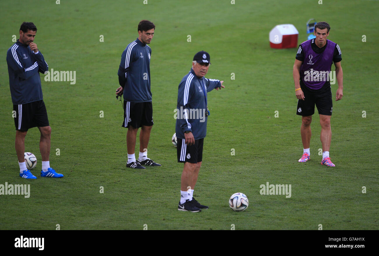 Football - 2014 UEFA Super Cup - Sevilla v Real Madrid - Real Madrid Training - Cardiff City Stadium.Gareth Bale du Real Madrid pratique des coups de pied gratuits observés par l'entraîneur-chef Carlo Ancelotti, pendant l'entraînement au Cardiff City Stadium, Cardiff. Banque D'Images