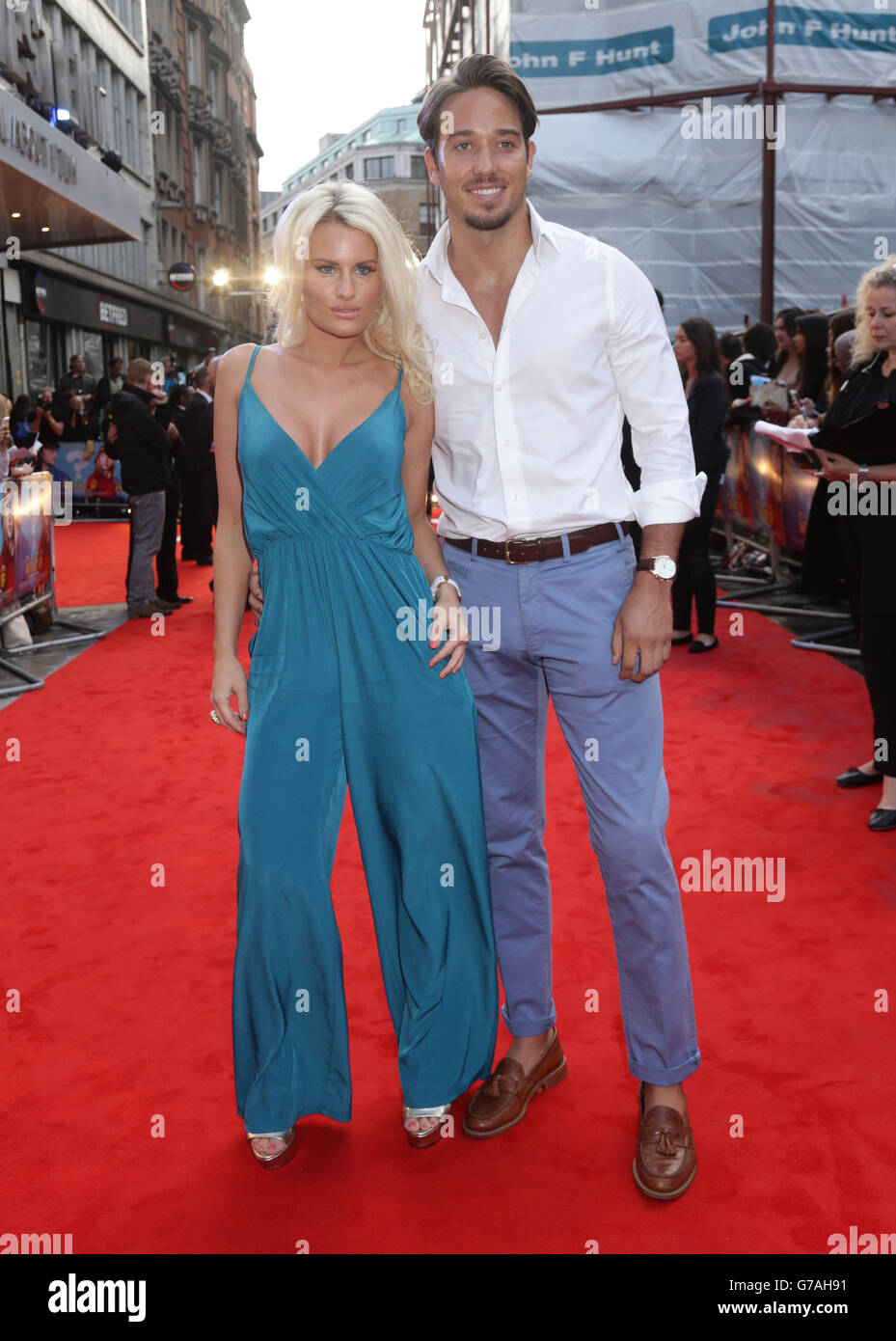 Danielle Armstrong et James Lock assistent à la première britannique de What If, à l'Odeon West End de Leicester Square, Londres. Banque D'Images