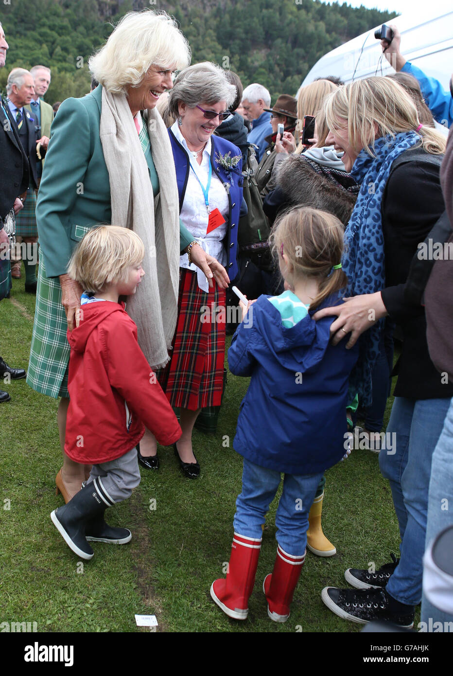 La duchesse de Rothesay est accueillie par ses petits-enfants et sa fille Laura Lopes (à droite) lorsqu'ils assistent aux Jeux du Ballater Highland pour marquer 150 ans depuis sa fondation. Banque D'Images