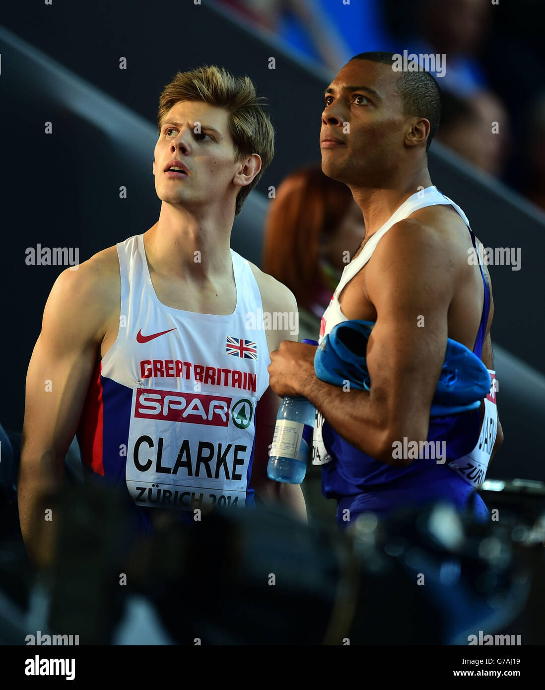 William Sharman (à droite) et Lawrence Clarke (à gauche), en Grande-Bretagne, regardent l'écran de rediffusion après la demi-finale hommes haies de 110 m pendant le troisième jour des Championnats d'athlétisme européens de 2014 au stade Letzigrund, à Zurich. Banque D'Images