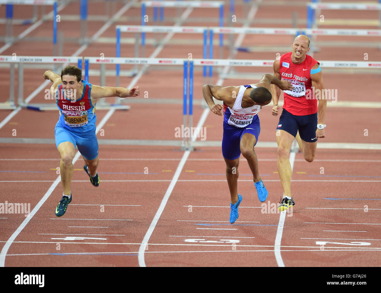 William Sharman (au centre), en Grande-Bretagne, est battu à l'Or par Sergey Shubenkov (à gauche), en Russie, lors de la finale masculine de 110m haies, au cours du troisième jour des Championnats d'athlétisme européens de 2014 au stade Letzigrund, à Zurich. Banque D'Images