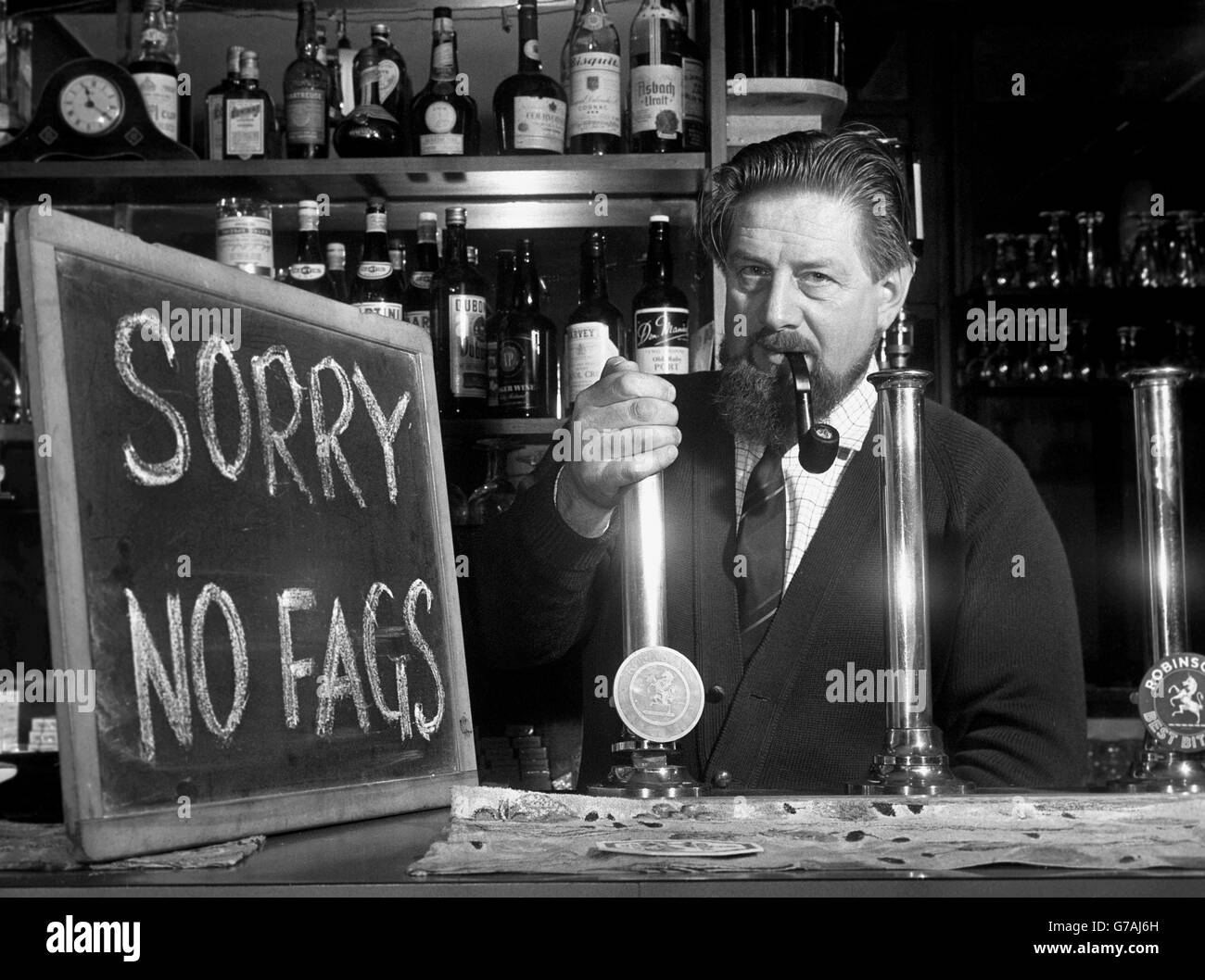 Arthur Slater, vu derrière le bar de l'hôtel Red Bull, Stockport, Cheshire, où il a décidé de cesser de vendre des cigarettes. Banque D'Images