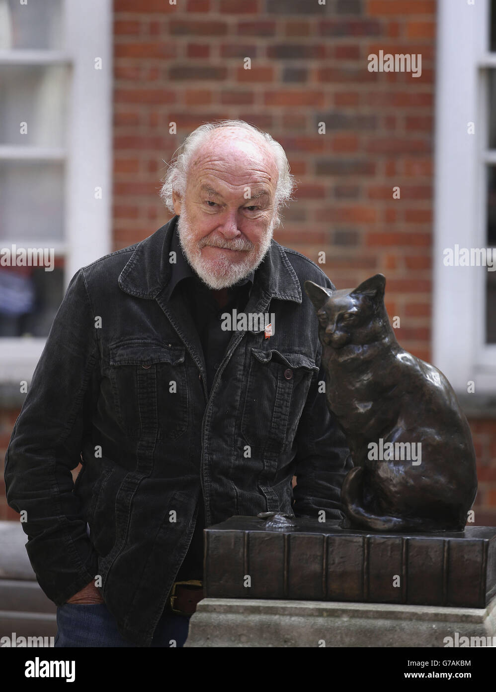 Lancement de statues parlants.Timothy West à côté de la statue de Hodge le chat lors du lancement de statues parlants dans le centre de Londres. Banque D'Images