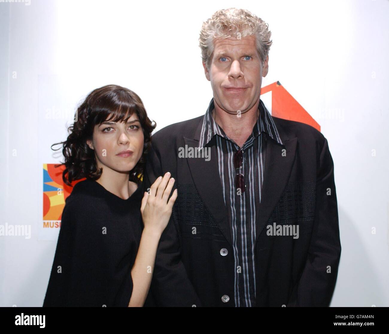 LES acteurs AMÉRICAINS Selma Blair et Ron Pearlman lors de leur apparition sur le salon TRL - Total Request Live - de MTV, dans les nouveaux studios de Leicester Square, dans le centre de Londres. Banque D'Images