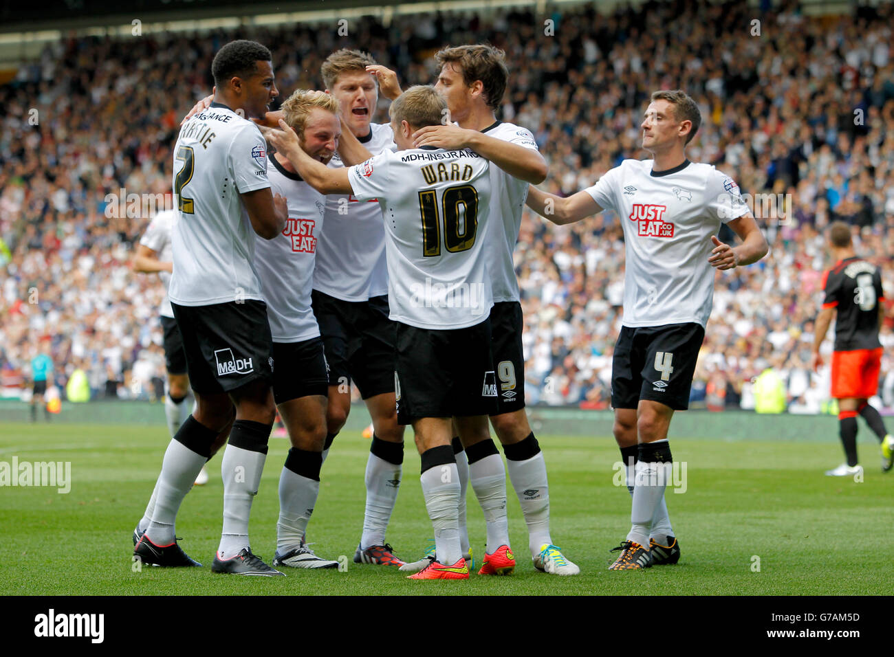 Football - Championnat Sky Bet - Derby County v Fulham - Stade iPro.Jamie Ward, du comté de Derby, célèbre avec ses coéquipiers le premier but du match. Banque D'Images