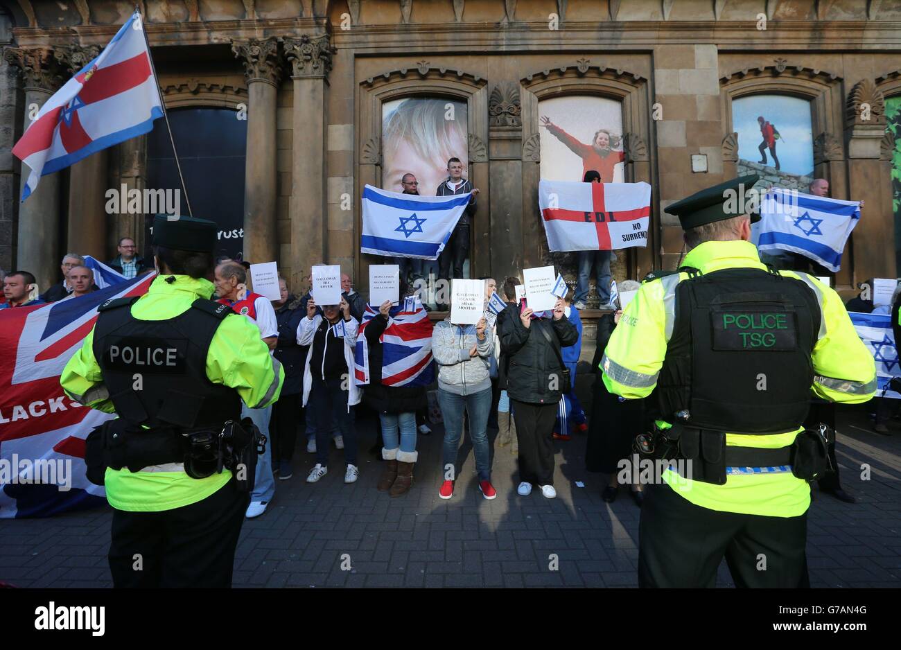 La police se trouve devant les manifestants pro-israéliens comme le député respect George Galloway arrive pour prononcer un discours au Ulster Hall de Belfast dans le cadre d'une tournée de promotion du livre. Banque D'Images