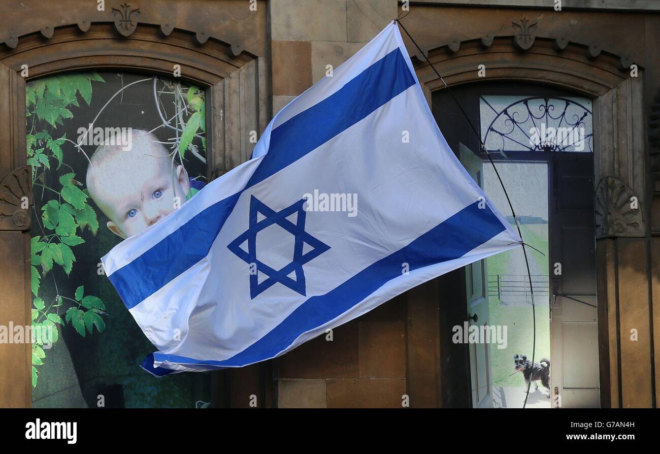 Un drapeau israélien est flotté à l'extérieur de l'Ulster Hall à Belfast, alors que le député de respect George Galloway prononce un discours dans le cadre d'une tournée de promotion du livre. Banque D'Images