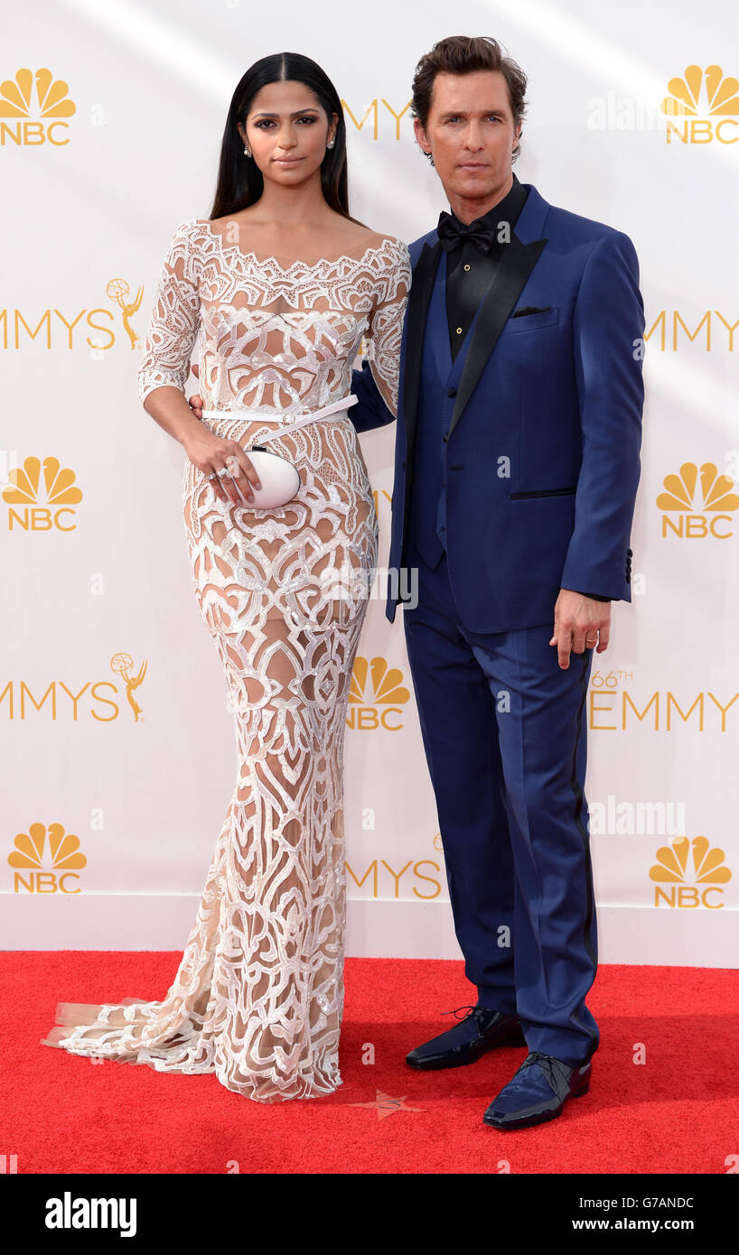 Matthew McConaughey et Camila Alves arrivent aux EMMY Awards 2014 au Nokia Theatre de Los Angeles, aux États-Unis. Banque D'Images