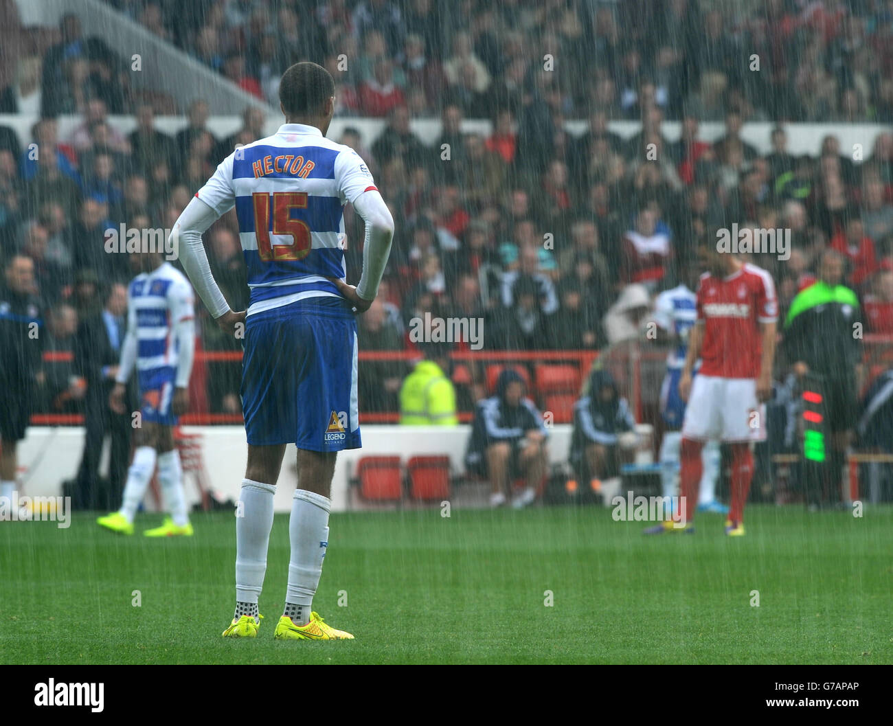Football - championnat Sky Bet - Nottingham Forest v Reading - City Ground.La lecture de Michael Hector semble abattu dans la pluie après le coup de sifflet final Banque D'Images