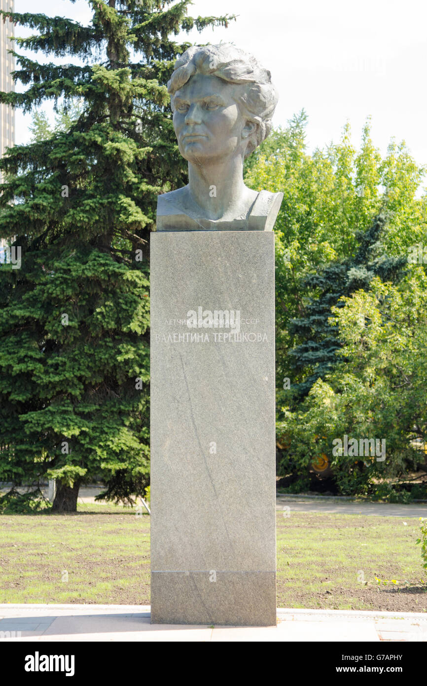 Moscou, Russie - le 10 août 2015 : Monument à cosmonaute Valentina Terechkova à l'Allée des cosmonautes au monument 'Conquer Banque D'Images