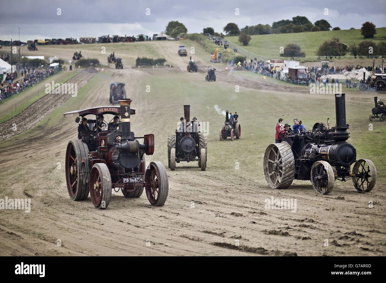 Les moteurs de traction font leur chemin autour de l'arène principale à la foire à vapeur de Great Dorset, où des centaines de moteurs de traction à vapeur d'époque et d'équipements mécaniques lourds de toutes les époques se réunissent pour le spectacle annuel. Banque D'Images