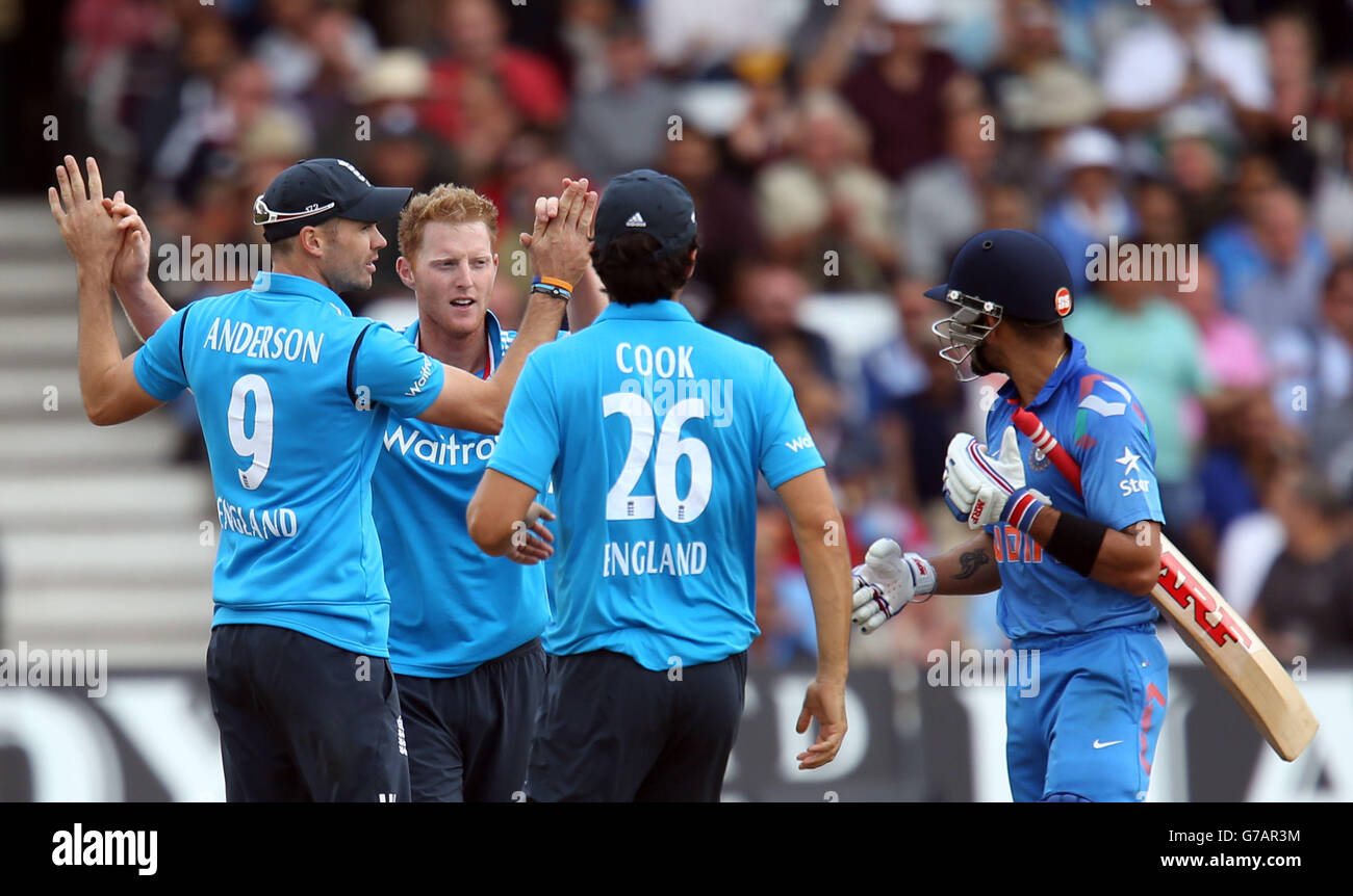 Le Viat Kohli (à droite) de l'Inde réagit vers l'Angleterre après avoir perdu son cricket face à l'anglais Ben Stokes The Royal London One Day International à Trent Bridge, Nottingham. Banque D'Images