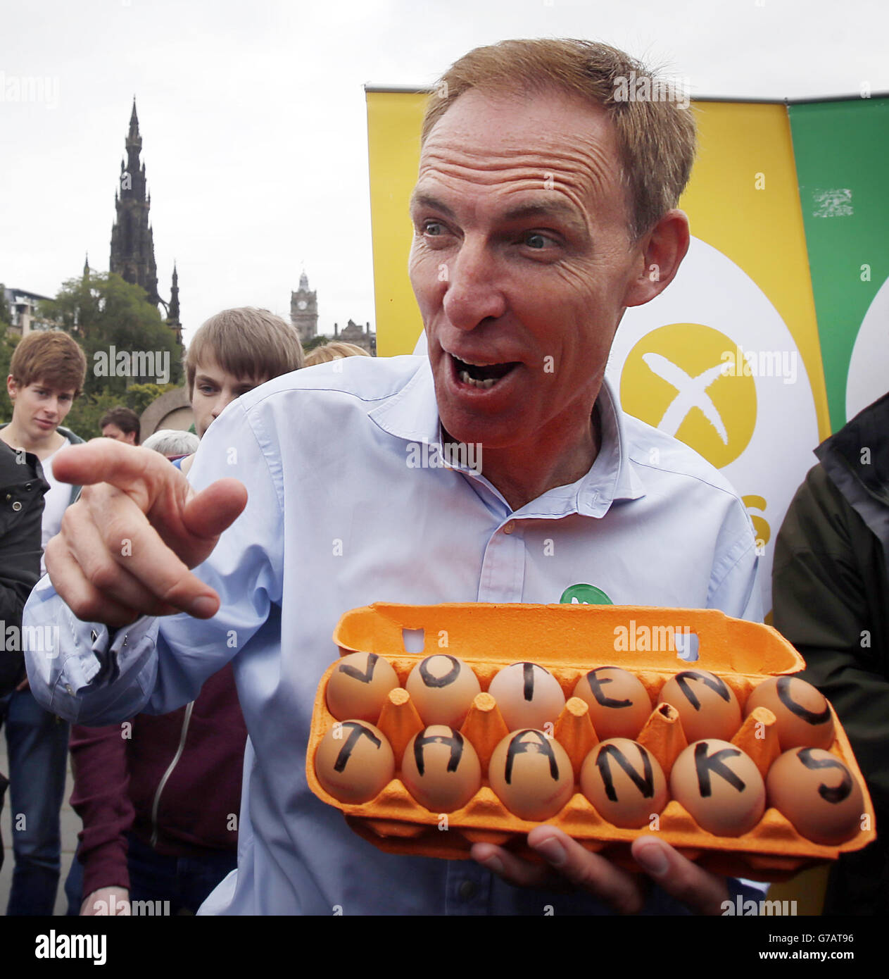 Le député Jim Murphy, qui a été touché par un œuf lors de sa campagne la semaine dernière, est photographié avec une boîte d'œufs avec les mots « vote no Thanks », puisqu'il reprend sa tournée « Better Together » dans 100 rues en 100 jours devant la Royal Scottish Academy à Édimbourg. Alors que la campagne pour le référendum sur l'indépendance de l'Écosse se poursuit. Banque D'Images