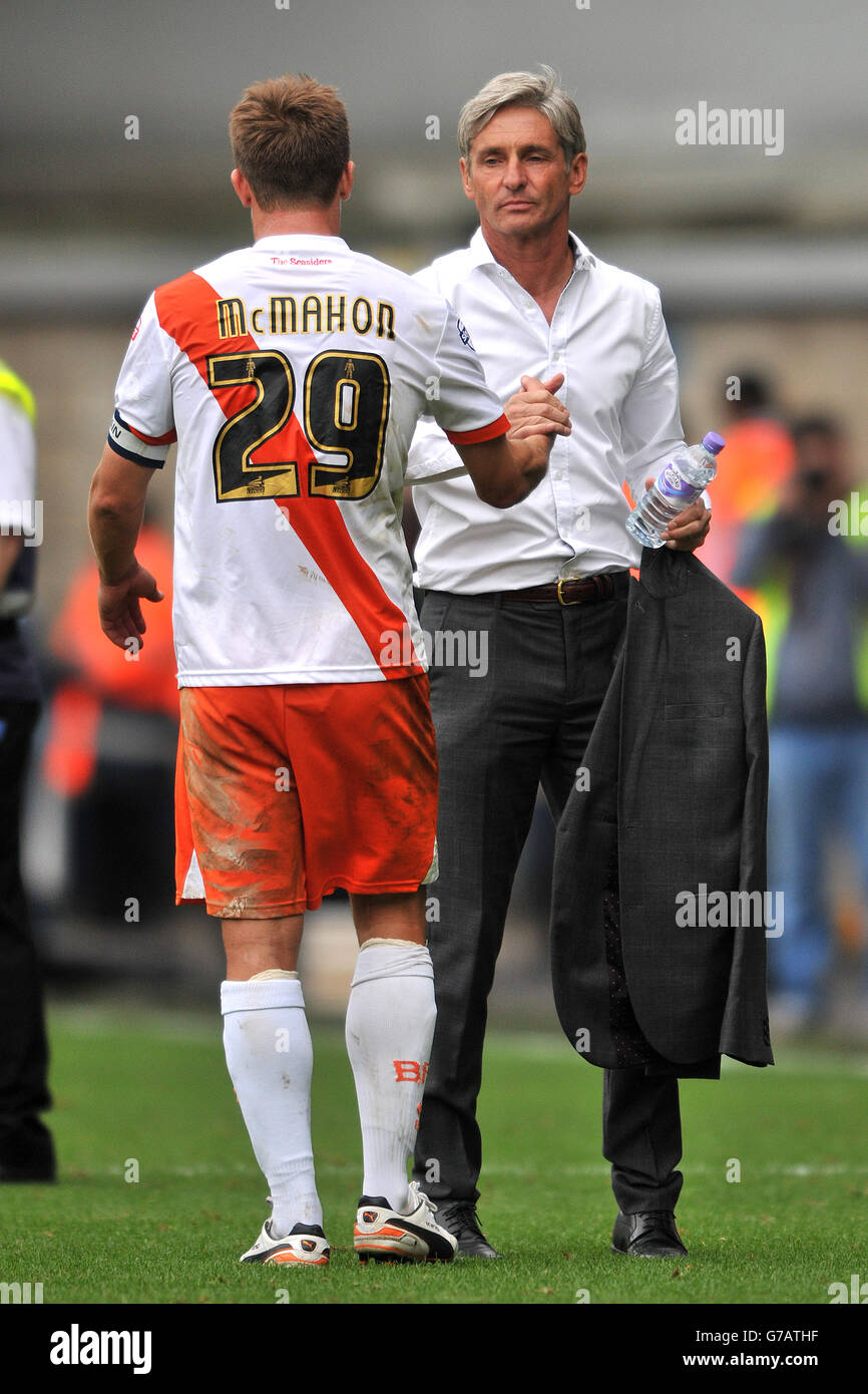 Football - championnat Sky Bet - Millwall v Blackpool - The Den.Le directeur de Blackpool, Jose Riga (à droite), console Anthony McMahon au sifflet final Banque D'Images